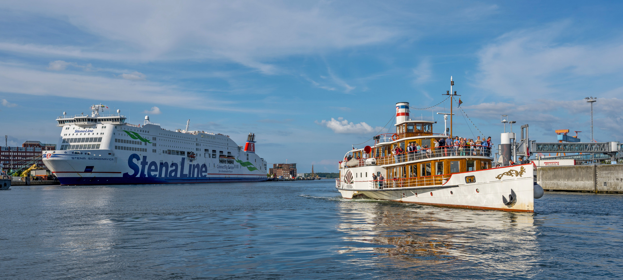 Blick auf die Kieler Förde mit zwei Kreuzfahrtschiffen