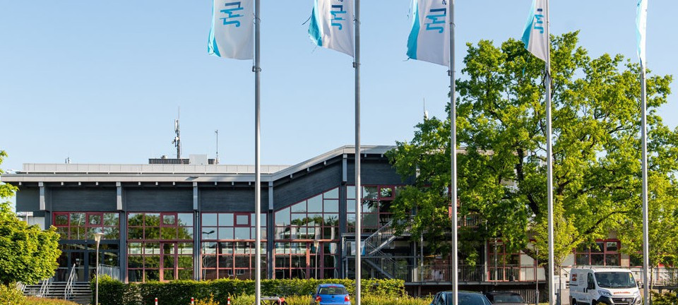 Parkplatz vor Gebäude mit Glasfassade