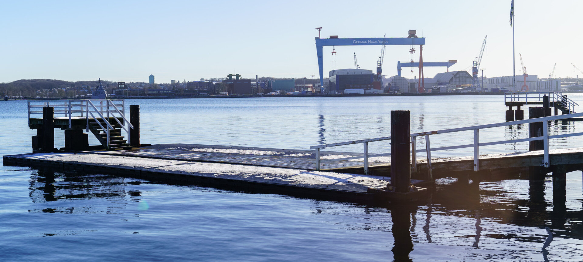 Blick auf die Kieler Förde mit zwei Kreuzfahrtschiffen