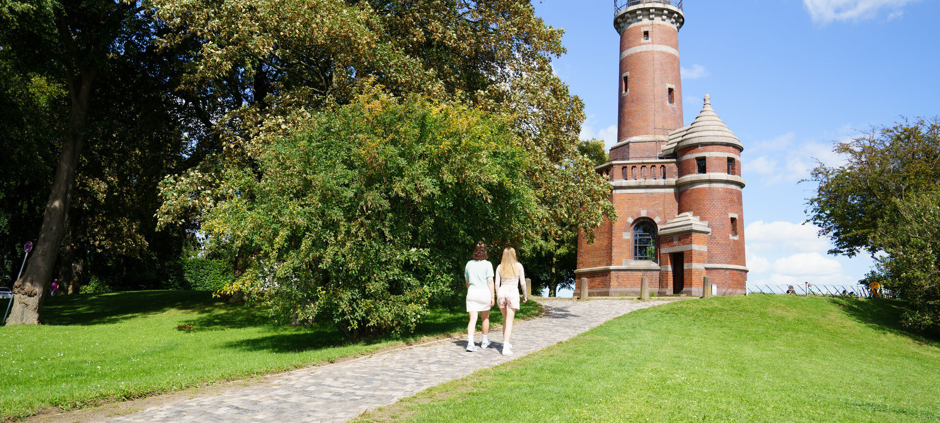 Two women go to the Holtenau lighthouse