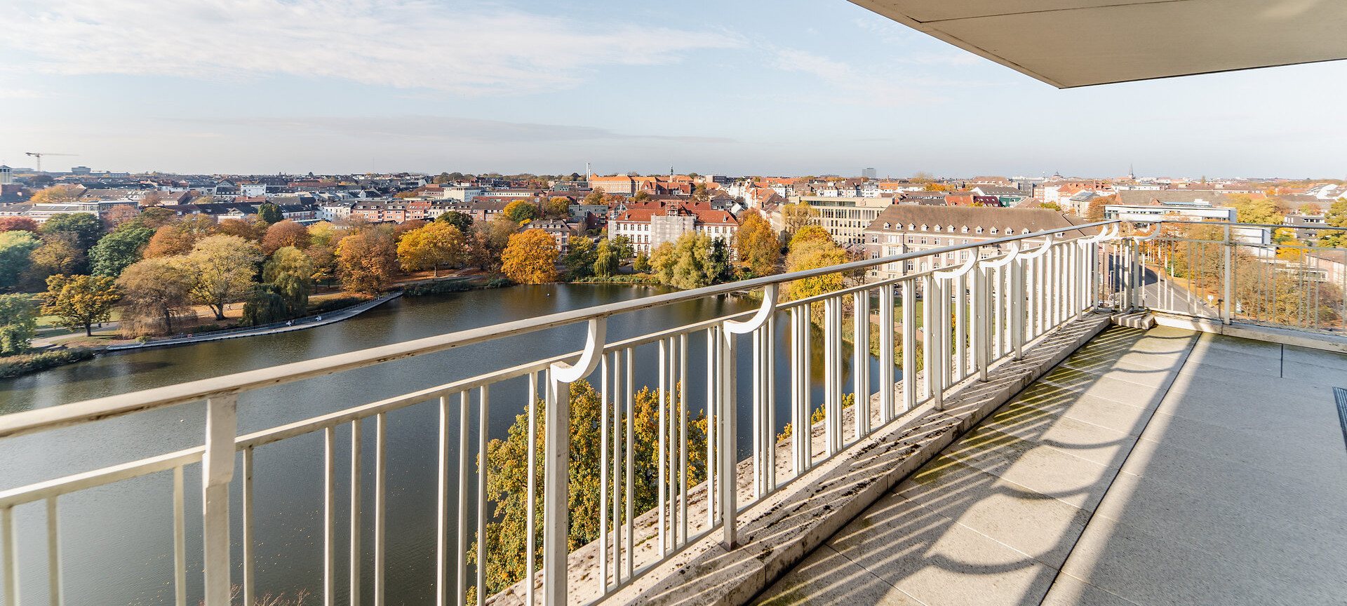 Blick auf die Kieler Förde mit zwei Kreuzfahrtschiffen